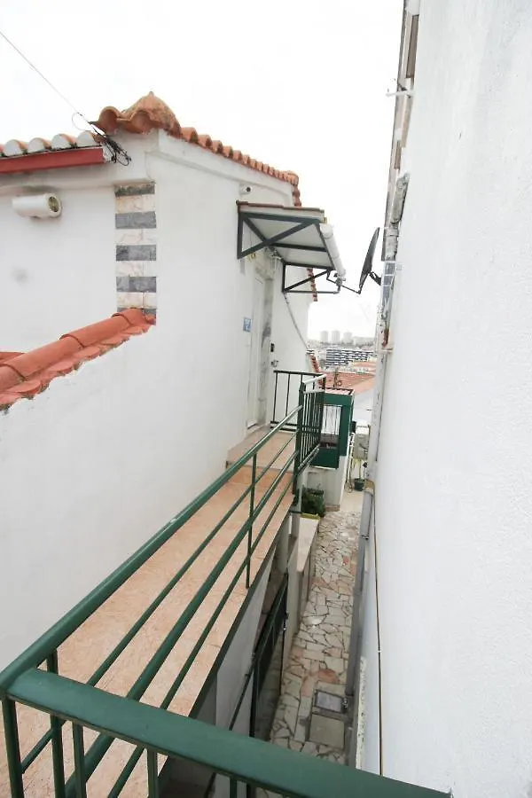 Oriente DNA Studios Lissabon 0*,